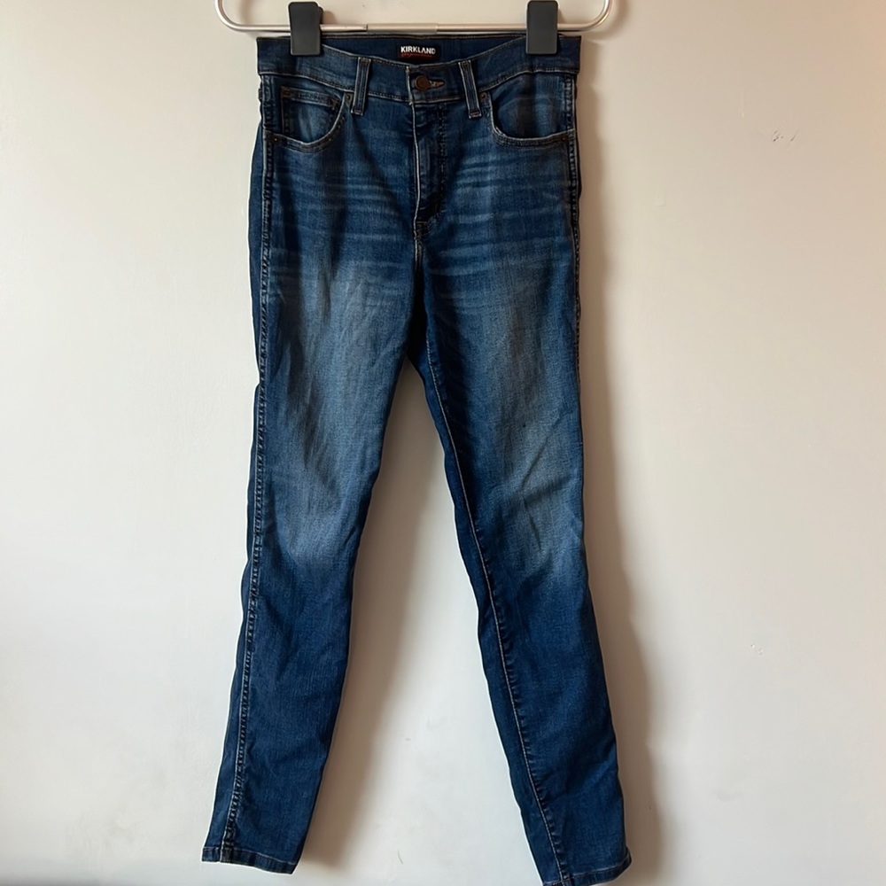 Kirkland Signature straight leg 5 pocket Blue jeans size 32 x 34